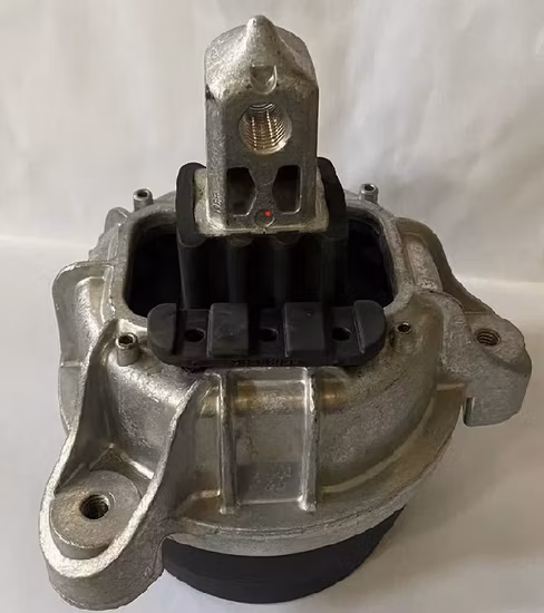 OEM: 22 11 6 786 528 Per BMW 5 (F10, F18) Anno: 2011-2017 Supporto motore Kutway